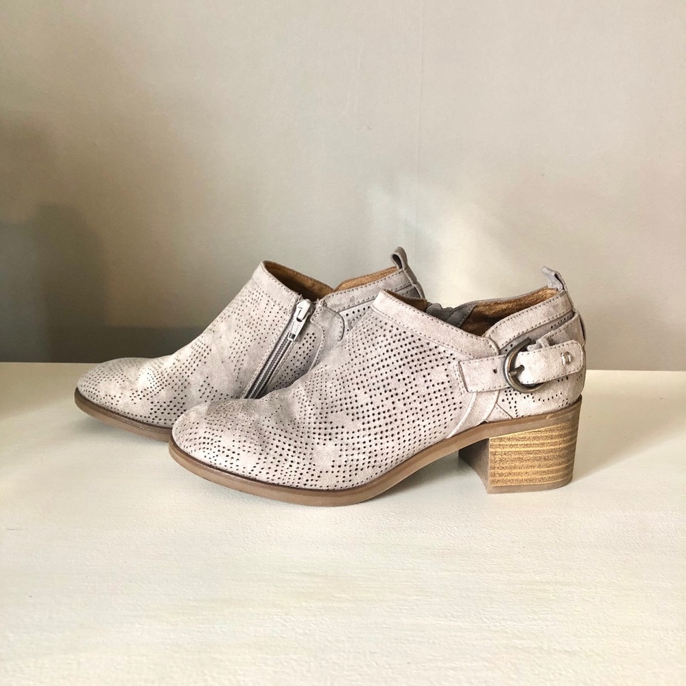 Light gray, zip-up ankle booties